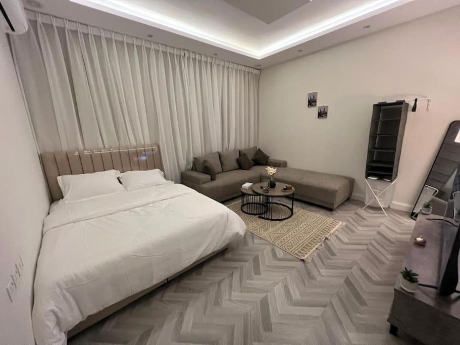 أستديو تصميم أنيق هادي دخول ذاتي * Riyadh